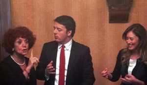 Maria Elena Boschi con Renzi e la Fedeli fa un gesto poco signorile
