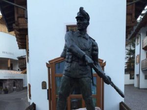 Alto Adige: la statua anti ebrei che non si riesce a demolire
