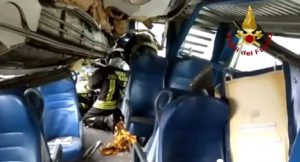 Milano, deraglia treno Pioltello Segrate: vigili del fuoco nel vagone