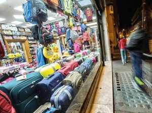 Roma stop a negozi suk e minimarket in centro