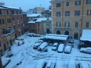 Roma, la Capitale si è svegliata sotto la neve: in centro città sono caduti circa 10 cm FOTO