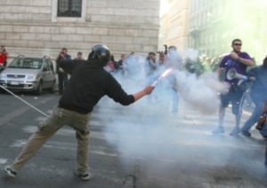 Torino, contestazione tifosi al Filadelfia: lanciato un grosso petardo