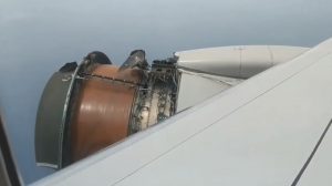 YOUTUBE Motore si rompe in volo: atterraggio d'emergenza per l'aereo United Airlines 