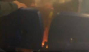 Caricabatterie esplode in aereo: fuoco e fumo, paura in cabina
