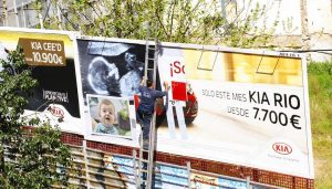 A Pordenone un uomo è stato investito e ucciso mentre affiggeva cartelloni pubblicitari