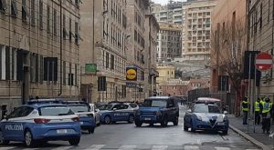 Genova, gira per strada armato: trovato in un palazzo, era in fuga dopo lite