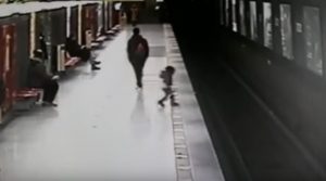  Milano, bimbo di due anni corre e cade su binari metro: salvato