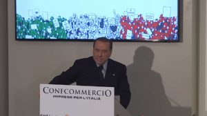YOUTUBE Berlusconi a Confcommercio: "Le signore preferiscono il cagnolino al marito"