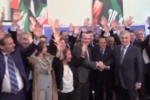 Berlusconi in posa con Tajani nella foto di gruppo: "Chi mi ha toccato il c...?"