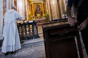 Don Mario Martorina, prete di Modica, butta le offerte in centesimi sul sagrato