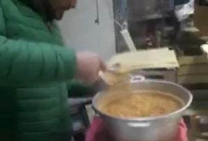 Neve a Napoli: Ciro Rossi, il salumiere che distribuisce pasti caldi ai senzatetto