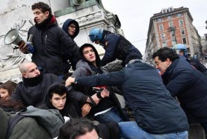 Cortei, Roma blindata e tensioni a Milano: sgomberati e contusi