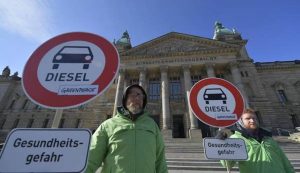 Diesel sotto attacco, Virginia Raggi fa la tedesca: "Via dal 2024 a Roma"