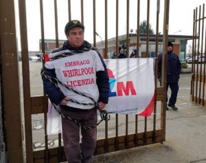 Embraco, operaio Daniele Simoni si incatena ai cancelli della fabbrica: "Noi 500 dannati"