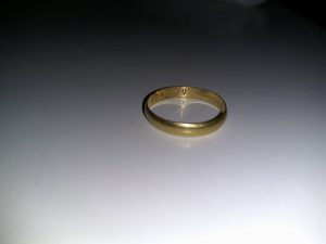 Perde un anello in strada, lo ritrova grazie a Facebook