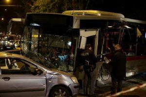 Incidente mortale a Roma, zona Casal Bernocchi sulla via Ostiense: auto contro bus Tpl, morta una donna