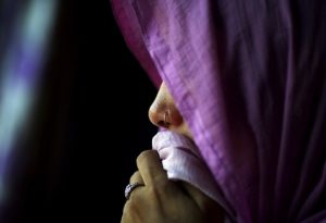 In India una donna è stata violentata da due uomini con un tubo di metallo