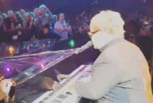 YOUTUBE Elton John, paura per il cantante: gli lanciano una collana durante concerto