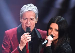 Laura Pausini, colpo di teatro a Sanremo: esce dall'Ariston e canta tra i fan 01