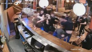 Leeds, scoppia rissa al pub: 20 persone coinvolte, un uomo ricoverato per trauma cranico
