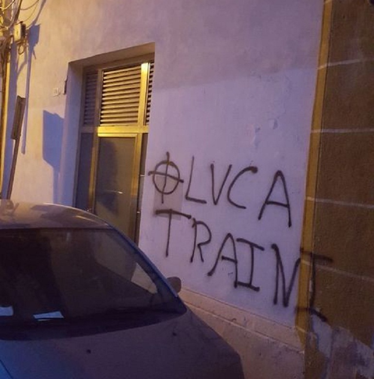 La scritta Luca Traini e una croce celtica sul muro della sede del Partito Democratico a Marsala (foto Ansa)
