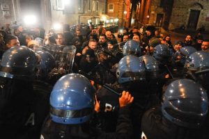 Macerata: mozziconi e insulti contro Polizia e Carabinieri al corteo antifascista del 10 febbraio