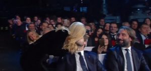 Festival di Sanremo, Michelle Hunziker scende da palco e bacia marito: "Ti risposerei"