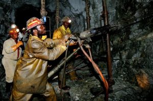 Circa mille minatori sono intrappolati sotto terra. Paura in Sudafrica