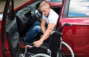 Motability, 2,4 mld di sterline per fornire auto ai disabili e manager strapagati