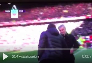 Josè Mourinho video carezza a Antonio Conte dopo Manchester United-Chelsea