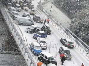 Napoli, tangeziale bloccata dalla neve
