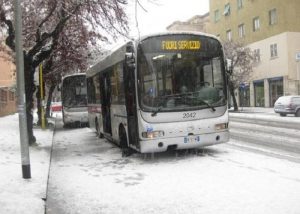 Neve a Roma, ecco il piano Atac di lunedì 26 febbraio: meno bus, metro e treni (quasi) regolari