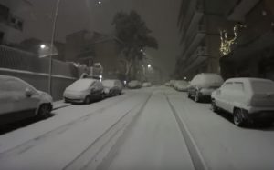 Un frame dei video pubblicati su YouTube della neve a Roma