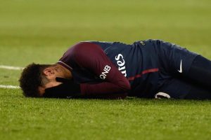Paris Saint-Germain perde Neymar per due mesi: frattura al piatto tibiale