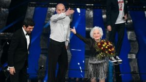 Lo Stato Sociale e la (anziana) ballerina acrobatica: chi è Paddy Jones, 83 anni