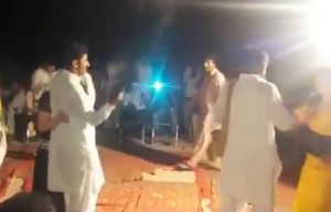 Pakistan, spara in aria con l'Ak 47 alle nozze per festeggiare