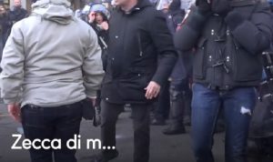 Milano, manifestanti dei centri sociali provano a sfondare cordone. Poliziotto: "Zecca di m..." VIDEO