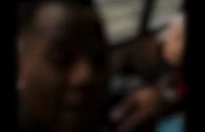 Roma, anziana insulta ragazzo africano sul bus: ombrellate e sputi VIDEO