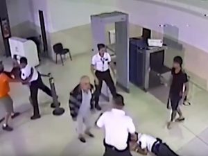 Argentina, tre turisti sbarcano e assaltano guardie aeroportuali: scoppia la rissa