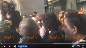 Matteo Salvini bacia Elisa Isoardi sul red carpet del Festival di Sanremo. Par condicio non violata, però...