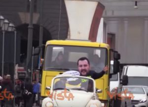 A Napoli camion-manifesto con le frasi di Salvini: "Ho detto che puzzate, ora voglio il vostro voto"