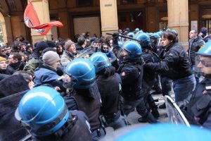Bologna, scontri tra polizia e antifascisti: carica e manganellate, 6 feriti