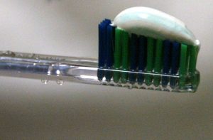 Il dilemma: quando va messa l'acqua sullo spazzolino, prima o dopo il dentifricio?