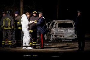 Vicenza: anziano chiede alla moglie di uccidersi con lui poi si dà fuoco in auto. Trovato carbonizzato