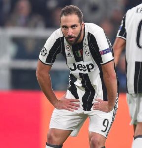 Torino-Juventus, Gonzalo Higuain esce per infortunio: scontro con Sirigu