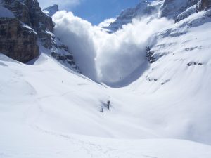 Valanghe sulle Alpi: 3 morti e 30 scialpinisti salvati 