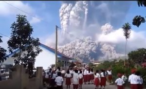 Vulcano Sinabung erutta: i bambini scappano dalla scuola terrorizzati