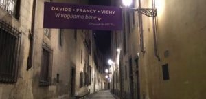 Davide Astori, striscione degli amici: "Davide, Francy, Vichy vi vogliamo bene"