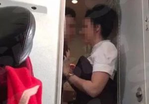 Amore a prima vista in aereo: 2 sconosciuti si chiudono in bagno e... VIDEO