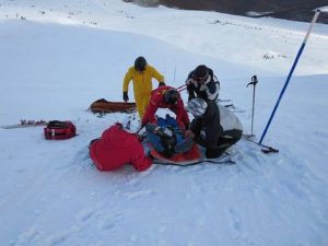 Tragedie in montagna: morto snowboard. Sciatore travolto da valanga è in fin di vita 